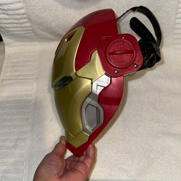 DISNEYPARKS MARVEL EXCLUSIVE- IRON MAN MASK COLLECTORS ITEM - Picture 7 of 12